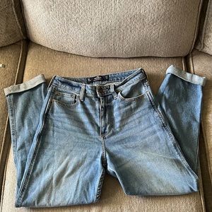 Hollister Ultra High-Rise Mom Jeans